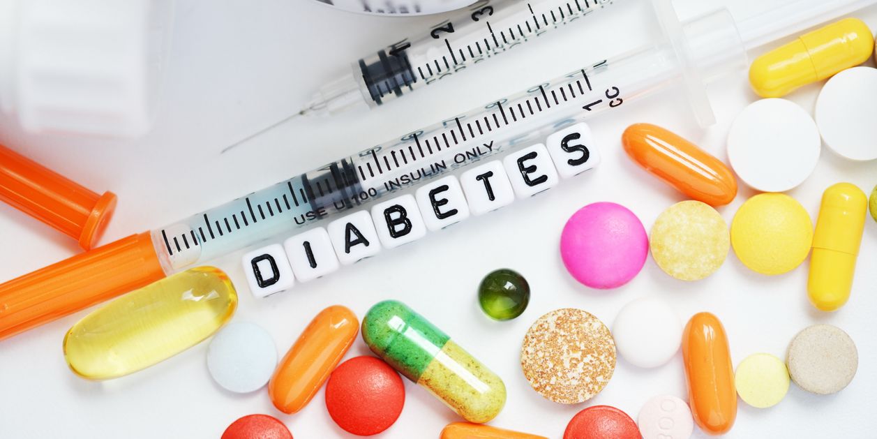 Лекарства от диабета на белом столе