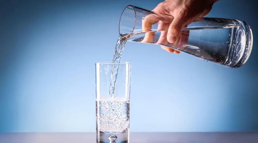 Чистая вода в бокале