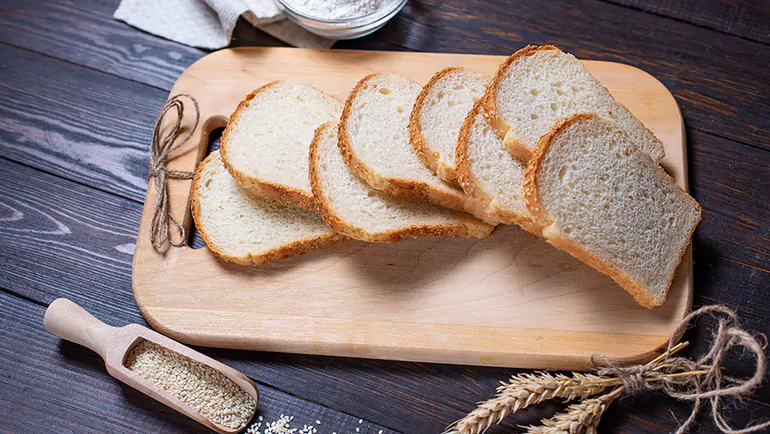 Хлеб на деревянной доске