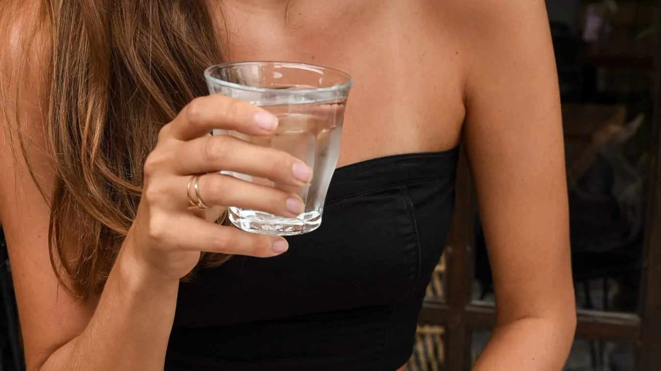 Девушка пьет воду полезную на кето-диете