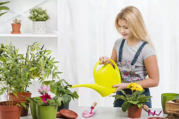 Девушка поливает цветок