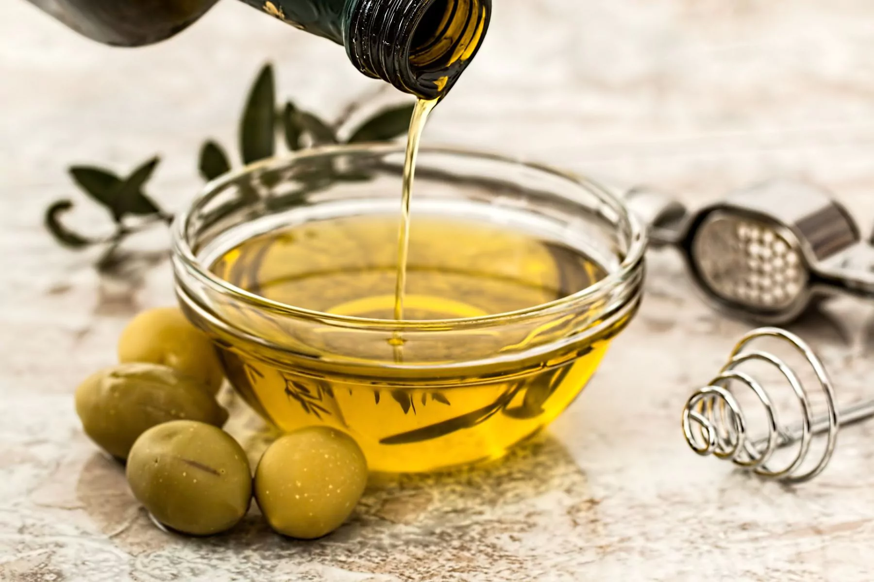 Оливковое масло вливают в тарелку