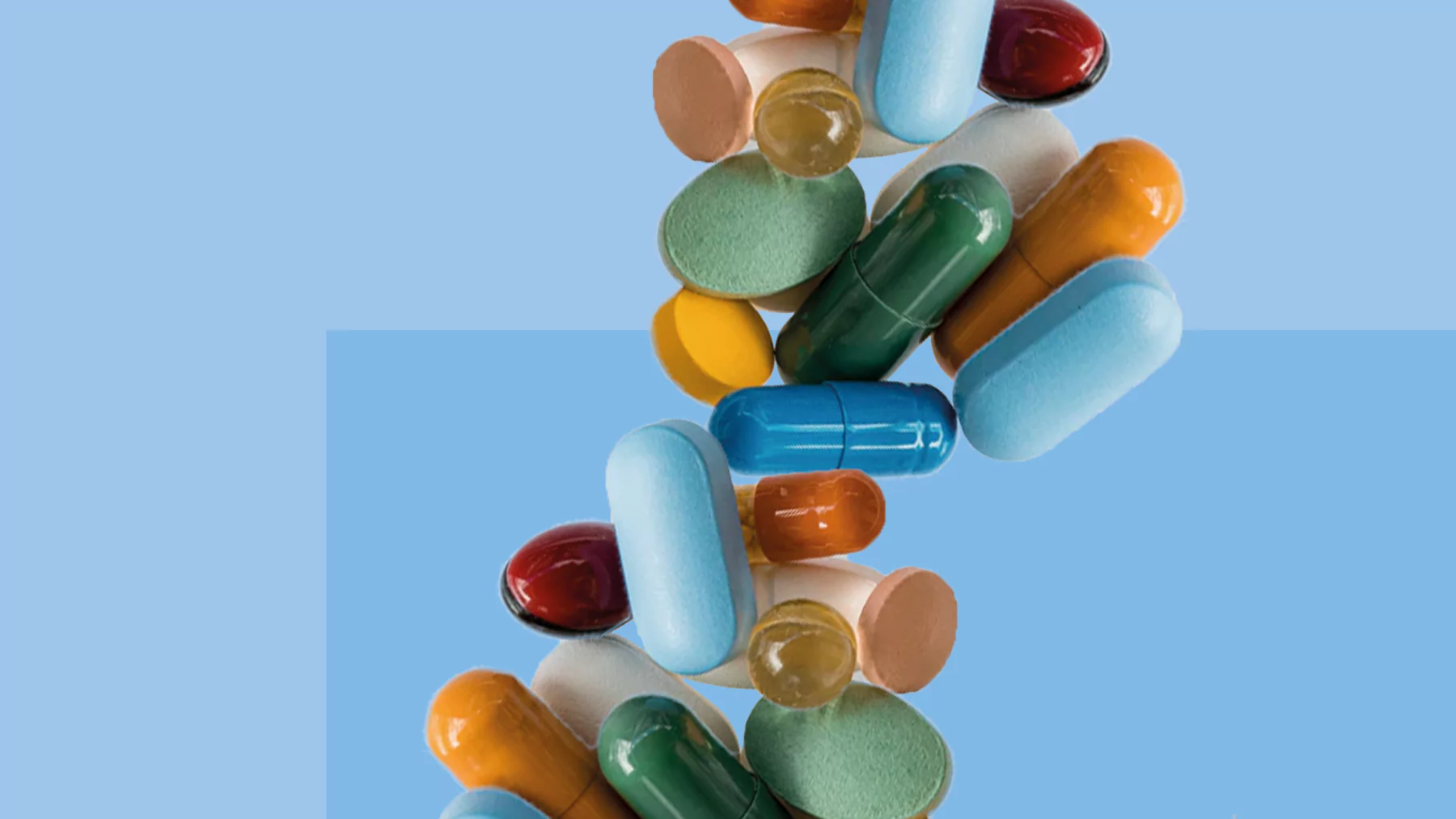 Мульти витамины в форме таблеток на синем фоне