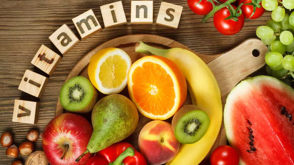 Продукты содержащие витамины лежат на столе