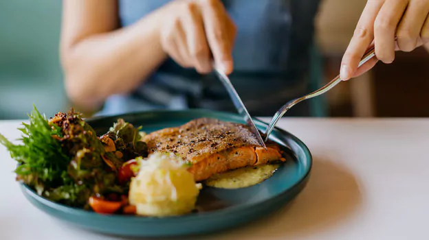 Жирная рыба с овощами на тарелке для кето-диеты